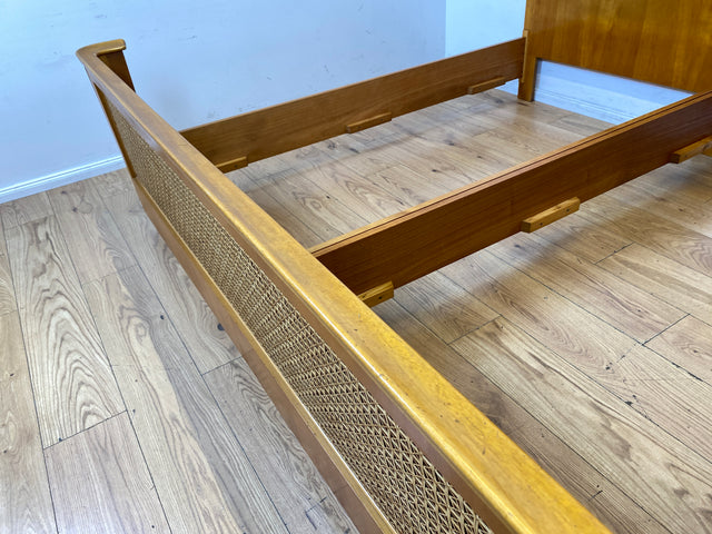 Besonders schönes helles Mid-Century Bett für 100x200cm Matratzen mit aufwendig gearbeitetem Rattan Geflecht I Doppelbett Holzbett Bettrahmen Schlafzimmer 50er 60er Vintage I