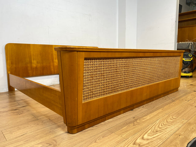 Besonders schönes helles Mid-Century Bett für 100x200cm Matratzen mit aufwendig gearbeitetem Rattan Geflecht I Doppelbett Holzbett Bettrahmen Schlafzimmer 50er 60er Vintage I