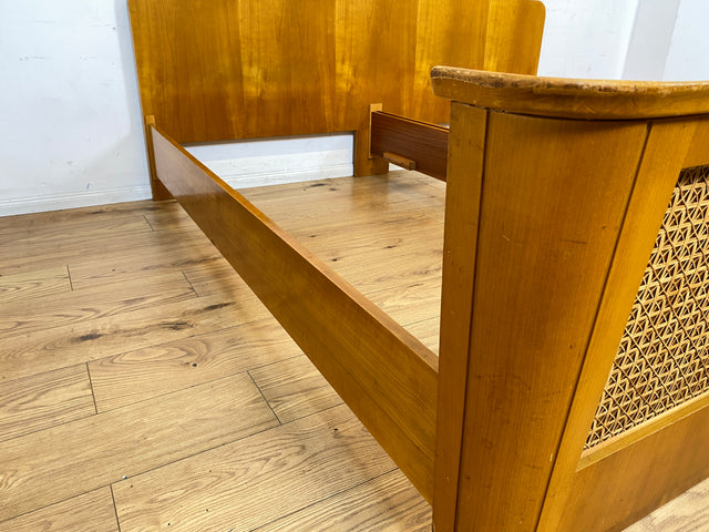 Besonders schönes helles Mid-Century Bett für 100x200cm Matratzen mit aufwendig gearbeitetem Rattan Geflecht I Doppelbett Holzbett Bettrahmen Schlafzimmer 50er 60er Vintage I