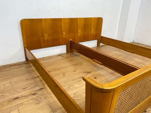 Besonders schönes helles Mid-Century Bett für 100x200cm Matratzen mit aufwendig gearbeitetem Rattan Geflecht I Doppelbett Holzbett Bettrahmen Schlafzimmer 50er 60er Vintage I