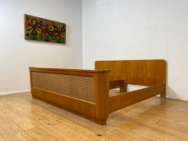 Besonders schönes helles Mid-Century Bett für 100x200cm Matratzen mit aufwendig gearbeitetem Rattan Geflecht I Doppelbett Holzbett Bettrahmen Schlafzimmer 50er 60er Vintage I