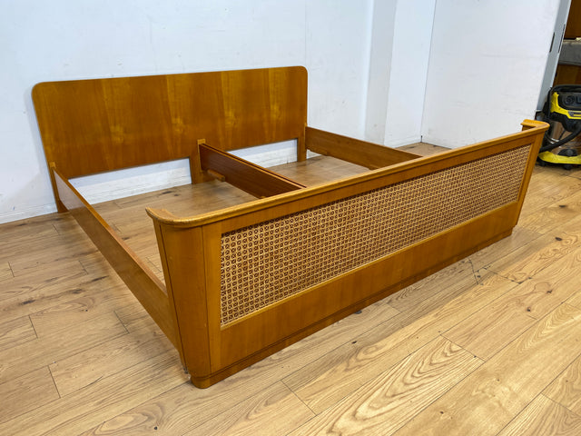 Besonders schönes helles Mid-Century Bett für 100x200cm Matratzen mit aufwendig gearbeitetem Rattan Geflecht I Doppelbett Holzbett Bettrahmen Schlafzimmer 50er 60er Vintage I