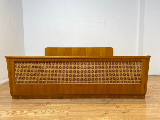 Besonders schönes helles Mid-Century Bett für 100x200cm Matratzen mit aufwendig gearbeitetem Rattan Geflecht I Doppelbett Holzbett Bettrahmen Schlafzimmer 50er 60er Vintage I