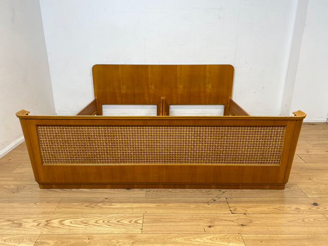 Besonders schönes helles Mid-Century Bett für 100x200cm Matratzen mit aufwendig gearbeitetem Rattan Geflecht I Doppelbett Holzbett Bettrahmen Schlafzimmer 50er 60er Vintage I