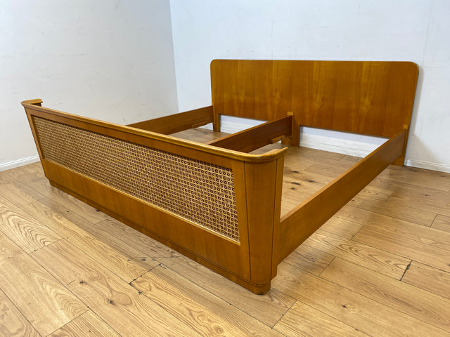 Besonders schönes helles Mid-Century Bett für 100x200cm Matratzen mit aufwendig gearbeitetem Rattan Geflecht I Doppelbett Holzbett Bettrahmen Schlafzimmer 50er 60er Vintage I