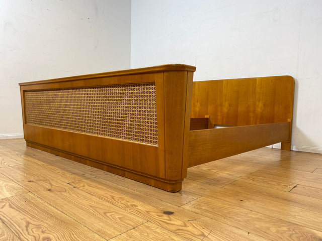Besonders schönes helles Mid-Century Bett für 100x200cm Matratzen mit aufwendig gearbeitetem Rattan Geflecht I Doppelbett Holzbett Bettrahmen Schlafzimmer 50er 60er Vintage I