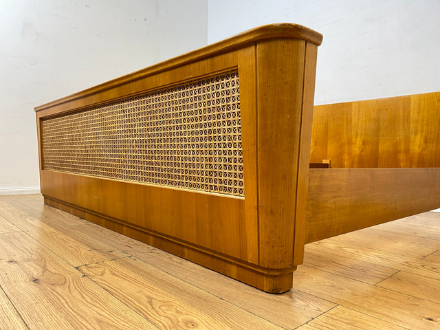 Besonders schönes helles Mid-Century Bett für 100x200cm Matratzen mit aufwendig gearbeitetem Rattan Geflecht I Doppelbett Holzbett Bettrahmen Schlafzimmer 50er 60er Vintage I
