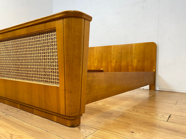 Besonders schönes helles Mid-Century Bett für 100x200cm Matratzen mit aufwendig gearbeitetem Rattan Geflecht I Doppelbett Holzbett Bettrahmen Schlafzimmer 50er 60er Vintage I
