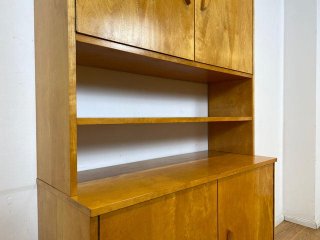 Stilvolles helles Mid-Century Highboard aus vollem Holz in Birke mit hübschen Holzgriffen