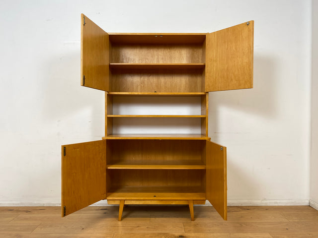 Stilvolles helles Mid-Century Highboard aus vollem Holz in Birke mit hübschen Holzgriffen
