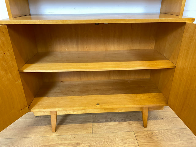 Stilvolles helles Mid-Century Highboard aus vollem Holz in Birke mit hübschen Holzgriffen