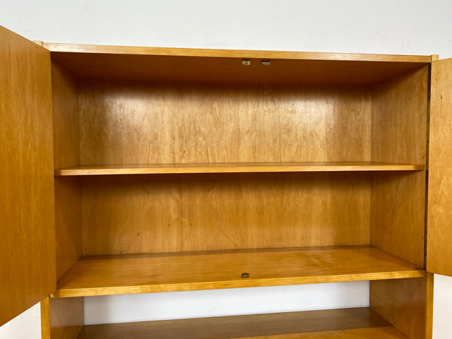 Stilvolles helles Mid-Century Highboard aus vollem Holz in Birke mit hübschen Holzgriffen