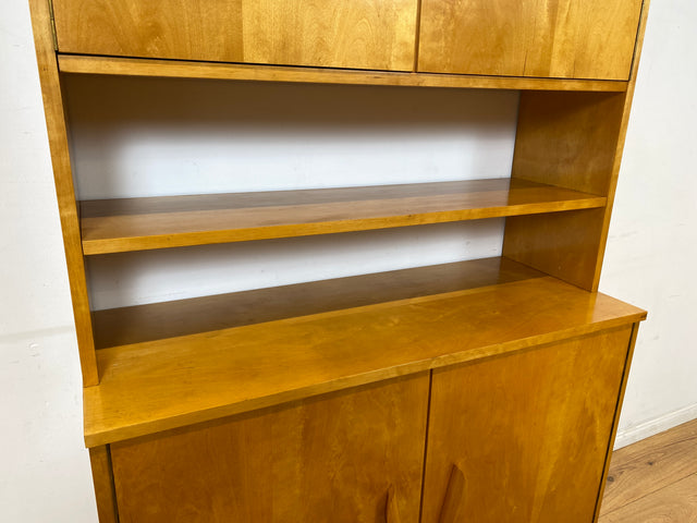Stilvolles helles Mid-Century Highboard aus vollem Holz in Birke mit hübschen Holzgriffen