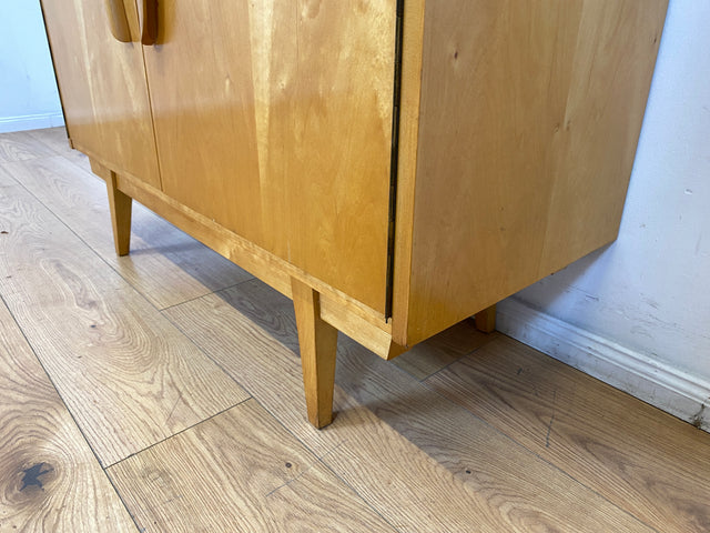 Stilvolles helles Mid-Century Highboard aus vollem Holz in Birke mit hübschen Holzgriffen
