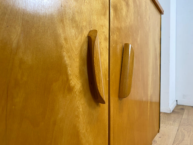 Stilvolles helles Mid-Century Highboard aus vollem Holz in Birke mit hübschen Holzgriffen