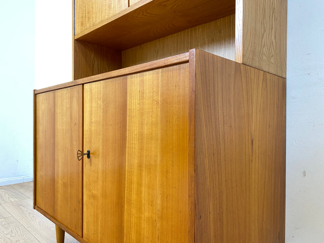 WMK I Stilvolles helles Mid-Century Highboard aus 1962 I Vollholz in Kirsche I Schrank Bücherschrank Wohnzimmerschrank Kommode Sideboard Bücherschrank 60er Vintage DDR Retro I