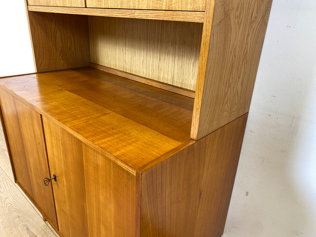 WMK I Stilvolles helles Mid-Century Highboard aus 1962 I Vollholz in Kirsche I Schrank Bücherschrank Wohnzimmerschrank Kommode Sideboard Bücherschrank 60er Vintage DDR Retro I