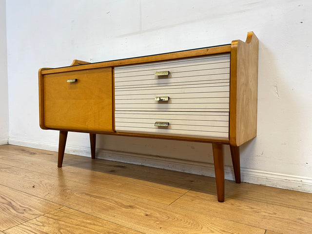 WMK I Stilvolles helles Mid-Century Lowboard mit Schubladen, Glasablage und Messinggriffen I