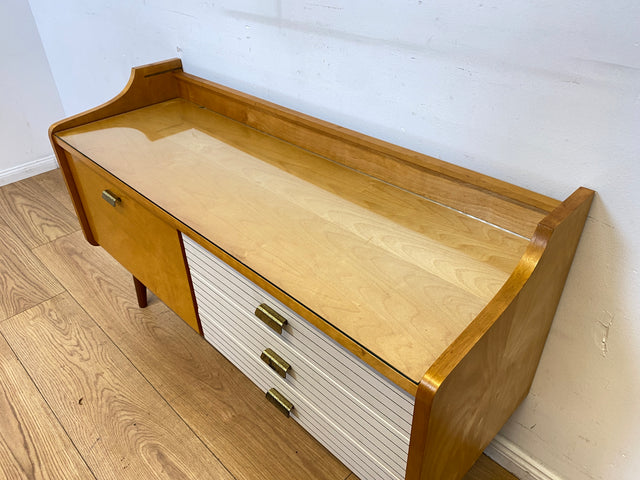 WMK I Stilvolles helles Mid-Century Lowboard mit Schubladen, Glasablage und Messinggriffen I