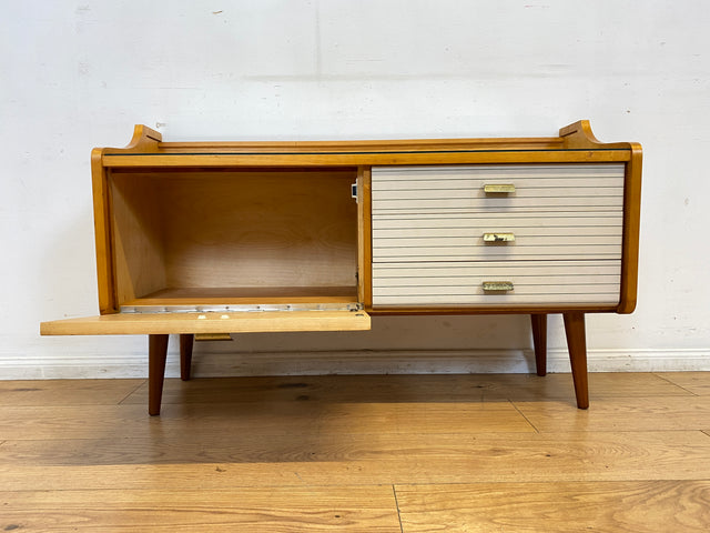 WMK I Stilvolles helles Mid-Century Lowboard mit Schubladen, Glasablage und Messinggriffen I