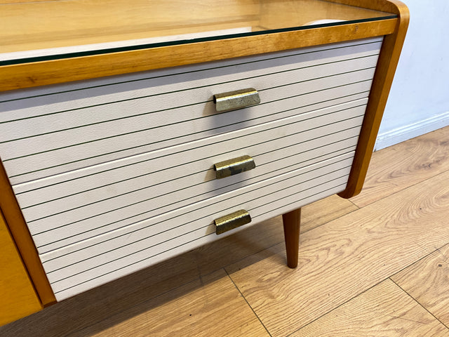 WMK I Stilvolles helles Mid-Century Lowboard mit Schubladen, Glasablage und Messinggriffen I