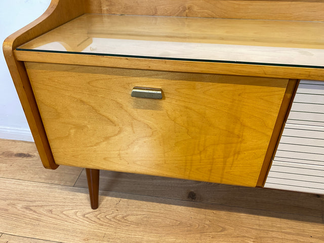 WMK I Stilvolles helles Mid-Century Lowboard mit Schubladen, Glasablage und Messinggriffen I