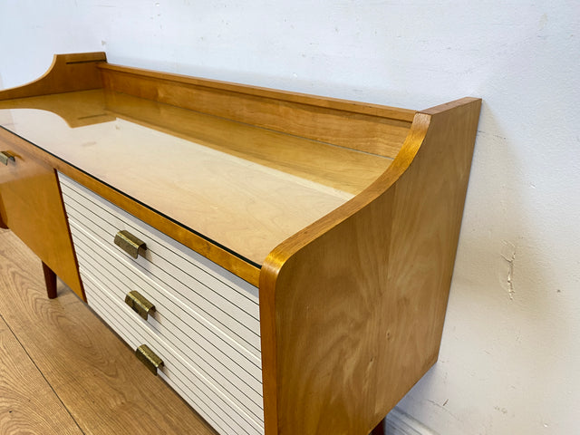 WMK I Stilvolles helles Mid-Century Lowboard mit Schubladen, Glasablage und Messinggriffen I