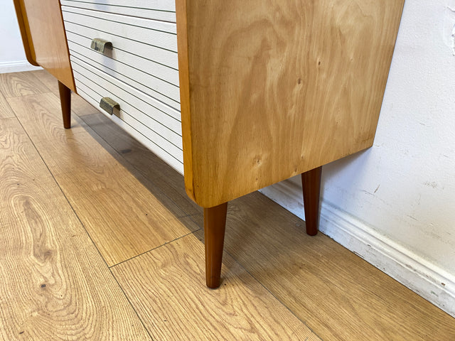 WMK I Stilvolles helles Mid-Century Lowboard mit Schubladen, Glasablage und Messinggriffen I