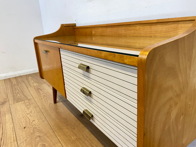WMK I Stilvolles helles Mid-Century Lowboard mit Schubladen, Glasablage und Messinggriffen I