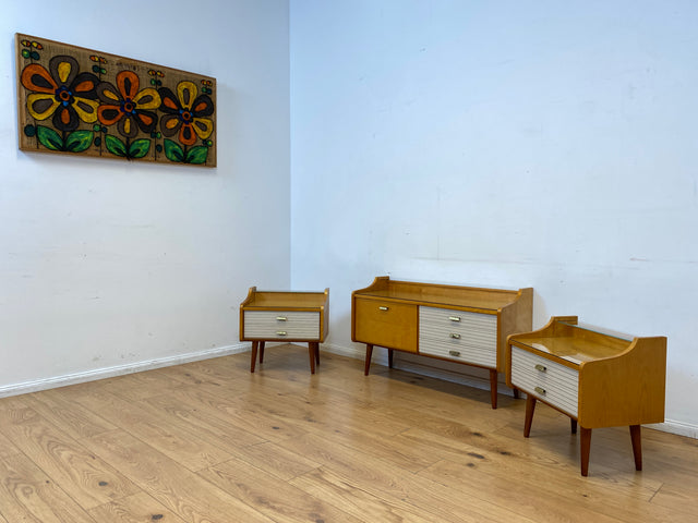 WMK I Stilvolles helles Mid-Century Lowboard mit Schubladen, Glasablage und Messinggriffen I