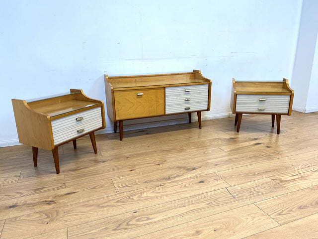 WMK I Stilvolles helles Mid-Century Lowboard mit Schubladen, Glasablage und Messinggriffen I