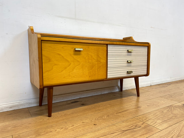 WMK I Stilvolles helles Mid-Century Lowboard mit Schubladen, Glasablage und Messinggriffen I