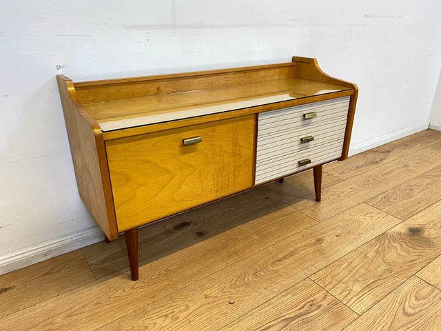 WMK I Stilvolles helles Mid-Century Lowboard mit Schubladen, Glasablage und Messinggriffen I