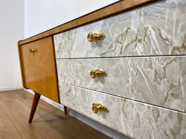 WMK I Formschönes helles Mid-Century Lowboard mit Schubladen, Glasablage und Messinggriffen I
