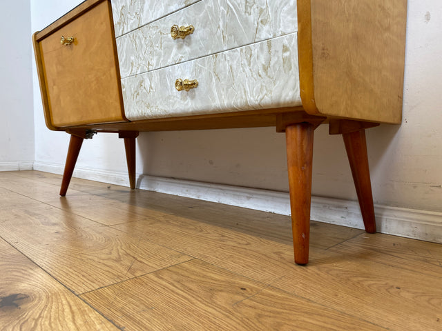WMK I Formschönes helles Mid-Century Lowboard mit Schubladen, Glasablage und Messinggriffen I
