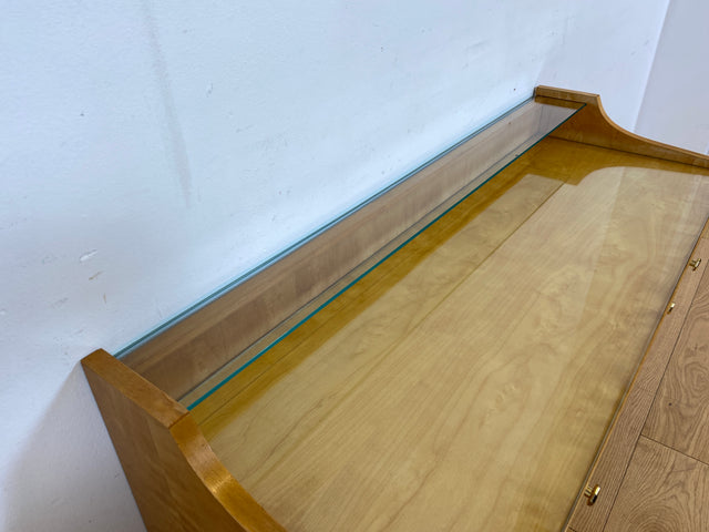 WMK I Formschönes helles Mid-Century Lowboard mit Schubladen, Glasablage und Messinggriffen I