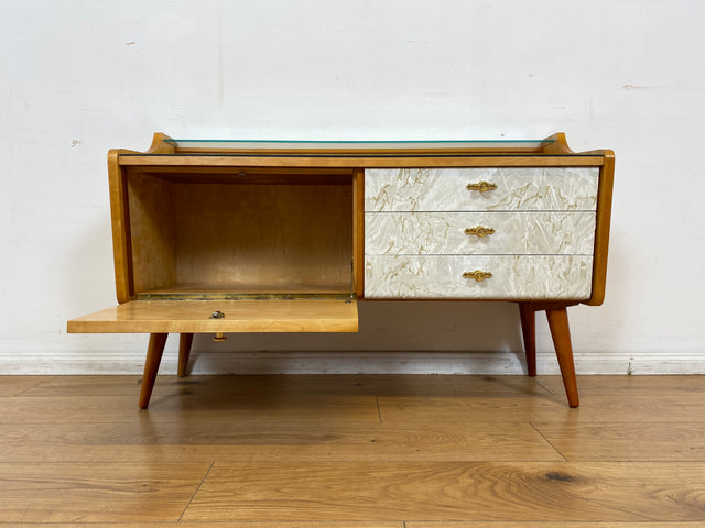 WMK I Formschönes helles Mid-Century Lowboard mit Schubladen, Glasablage und Messinggriffen I