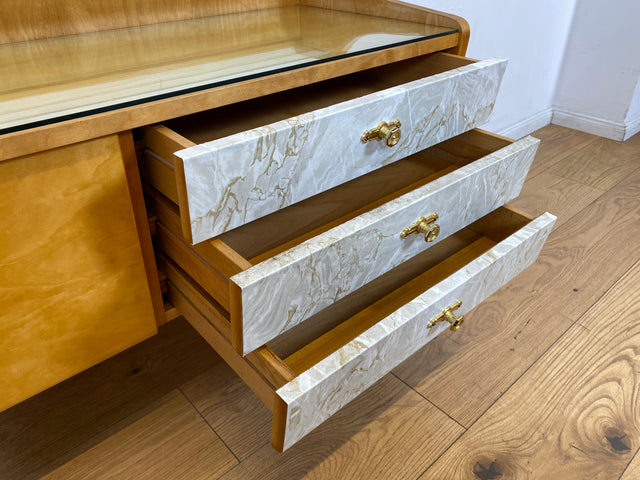 WMK I Formschönes helles Mid-Century Lowboard mit Schubladen, Glasablage und Messinggriffen I