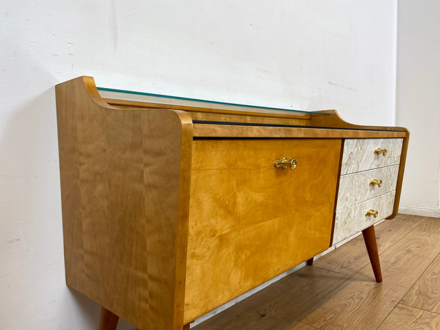 WMK I Formschönes helles Mid-Century Lowboard mit Schubladen, Glasablage und Messinggriffen I