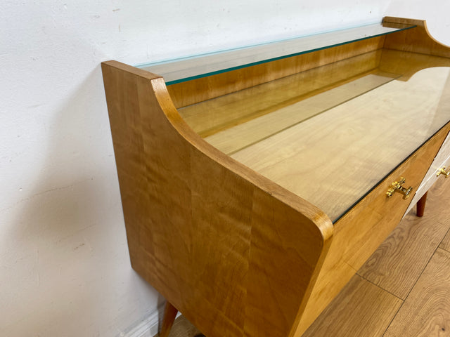 WMK I Formschönes helles Mid-Century Lowboard mit Schubladen, Glasablage und Messinggriffen I