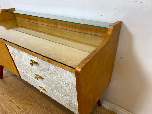 WMK I Formschönes helles Mid-Century Lowboard mit Schubladen, Glasablage und Messinggriffen I