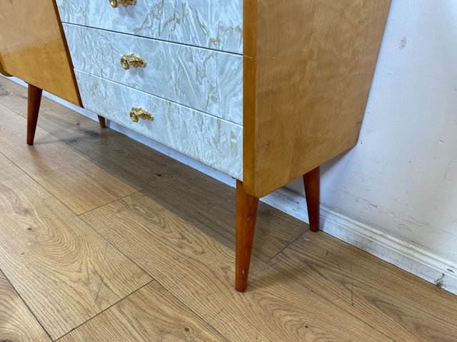 WMK I Formschönes helles Mid-Century Lowboard mit Schubladen, Glasablage und Messinggriffen I