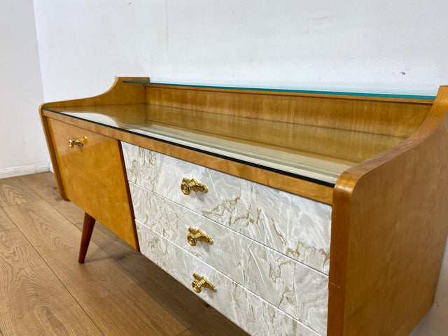 WMK I Formschönes helles Mid-Century Lowboard mit Schubladen, Glasablage und Messinggriffen I