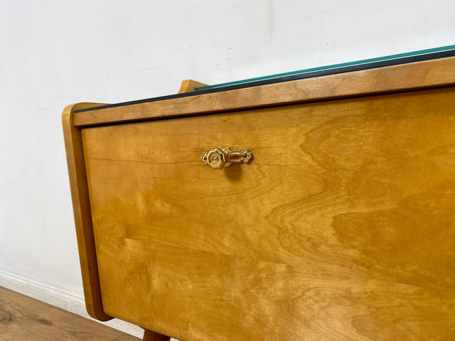 WMK I Formschönes helles Mid-Century Lowboard mit Schubladen, Glasablage und Messinggriffen I
