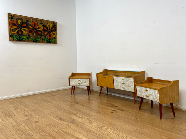 WMK I Formschönes helles Mid-Century Lowboard mit Schubladen, Glasablage und Messinggriffen I