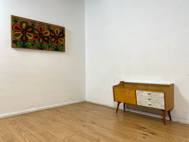 WMK I Formschönes helles Mid-Century Lowboard mit Schubladen, Glasablage und Messinggriffen I