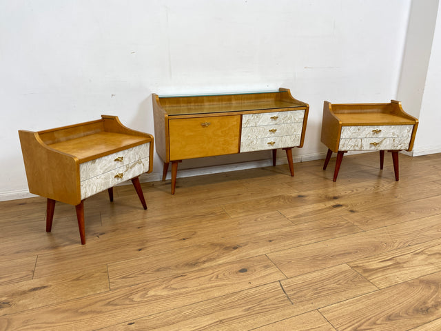 WMK I Formschönes helles Mid-Century Lowboard mit Schubladen, Glasablage und Messinggriffen I