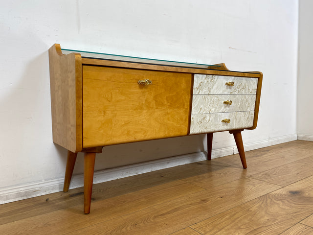 WMK I Formschönes helles Mid-Century Lowboard mit Schubladen, Glasablage und Messinggriffen I