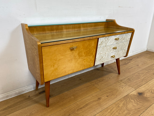 WMK I Formschönes helles Mid-Century Lowboard mit Schubladen, Glasablage und Messinggriffen I