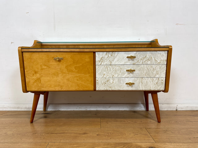 WMK I Formschönes helles Mid-Century Lowboard mit Schubladen, Glasablage und Messinggriffen I